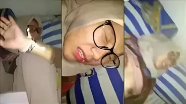 Cewek SMA Hijab Kacamata Memek Tembem Digenjot Brutal